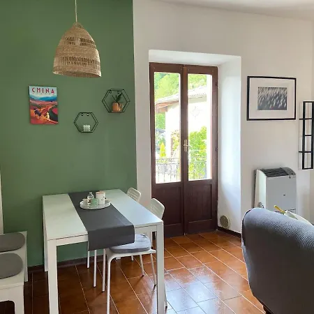 Bilocale Con Balconi Vista Vicino Varenna شقة